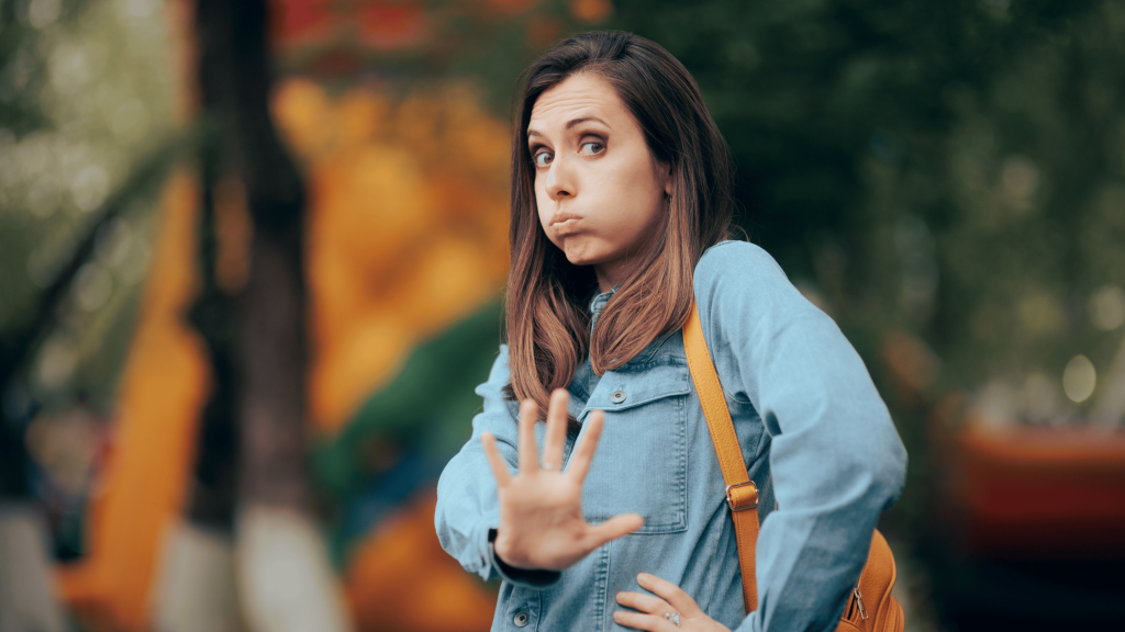 Persona reflexionando sobre cómo dejar de complacer y aprender a decir no.