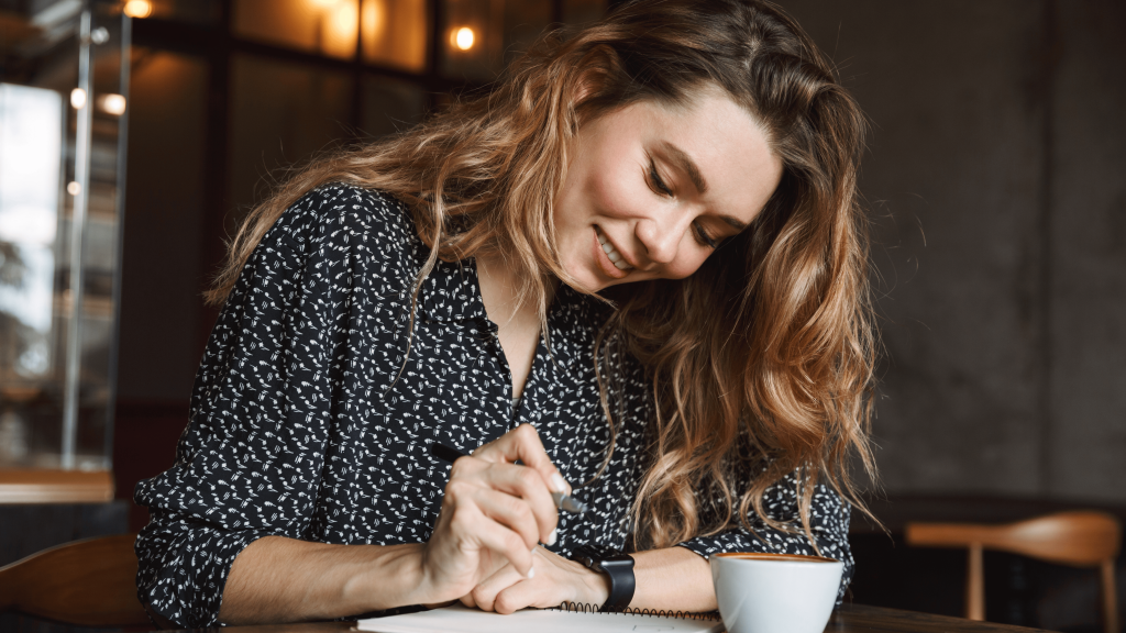 Persona reflexionando en terapia para reescribir su historia personal.